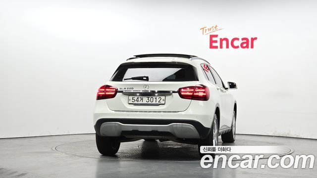 Mercedes-Benz GLA-Class GLA220