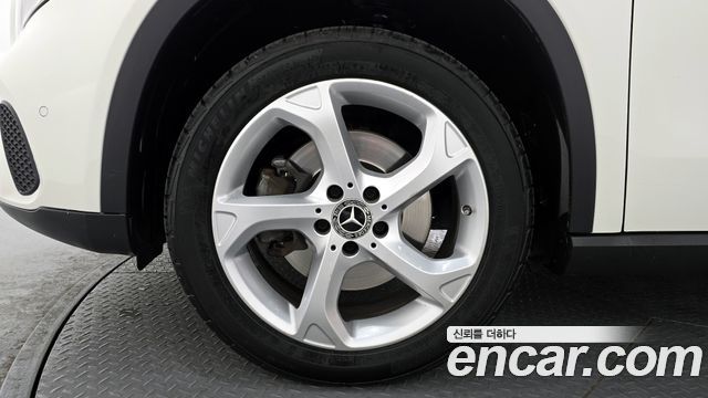 Mercedes-Benz GLA-Class GLA220