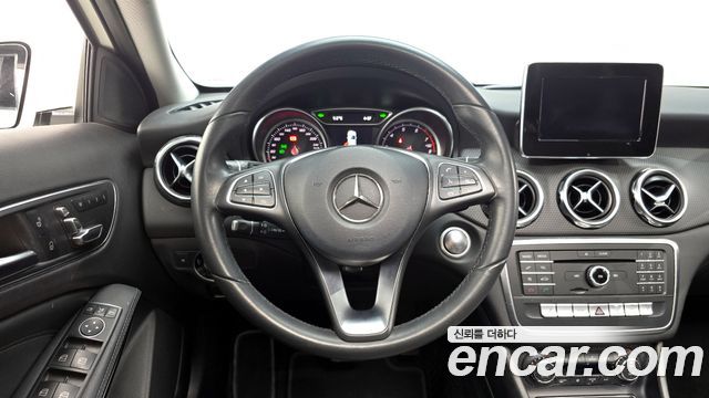 Mercedes-Benz GLA-Class GLA220