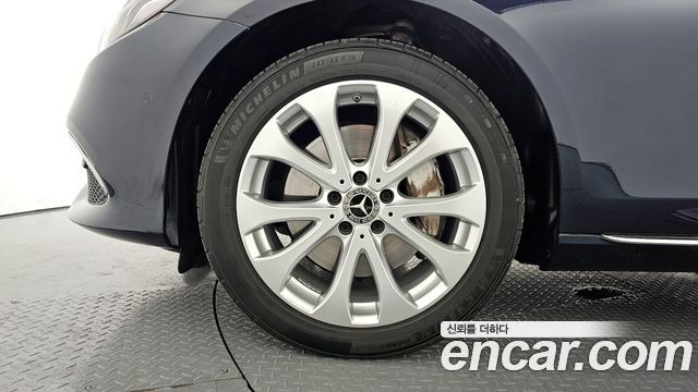 Mercedes-Benz E-Class E300 4MATIC Exclusive