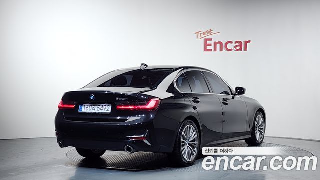 BMW 3-Series 320i Luxury