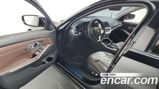 BMW 3-Series 320i Luxury