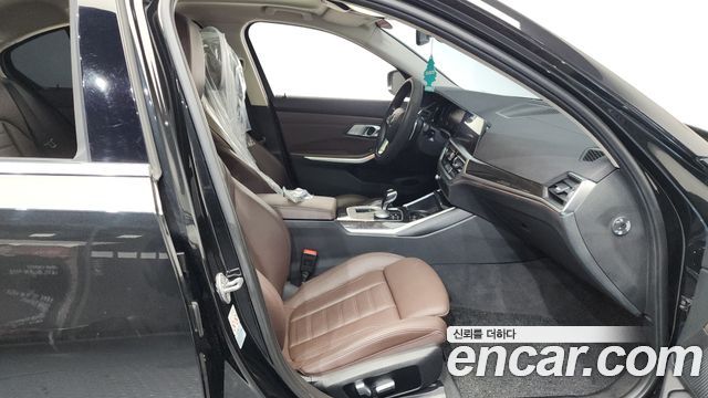BMW 3-Series 320i Luxury