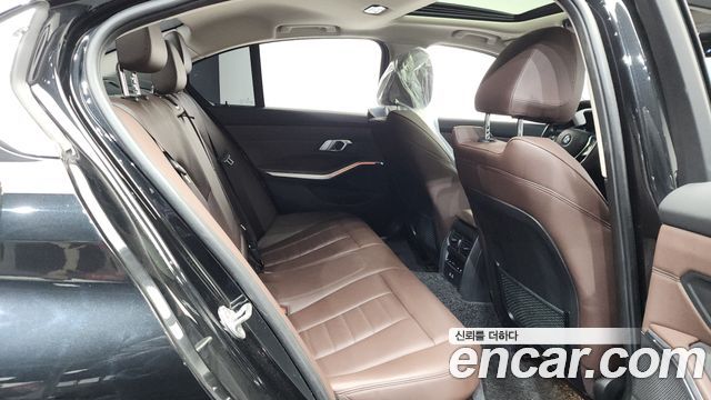BMW 3-Series 320i Luxury