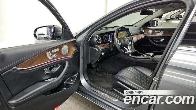 Mercedes-Benz E-Class E300 4MATIC Exclusive
