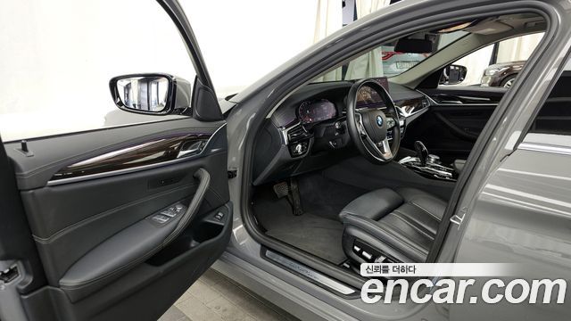BMW 5-Series 520i Luxury