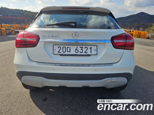 Mercedes-Benz GLA-Class GLA220