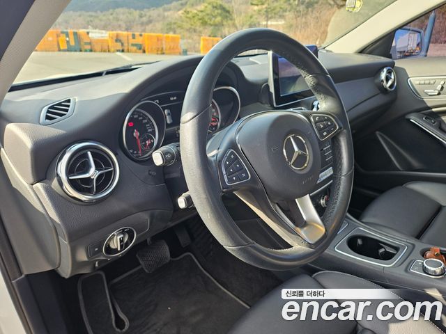 Mercedes-Benz GLA-Class GLA220
