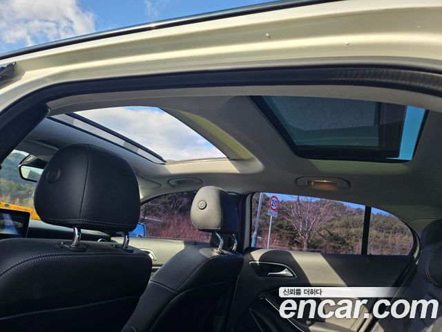 Mercedes-Benz GLA-Class GLA220