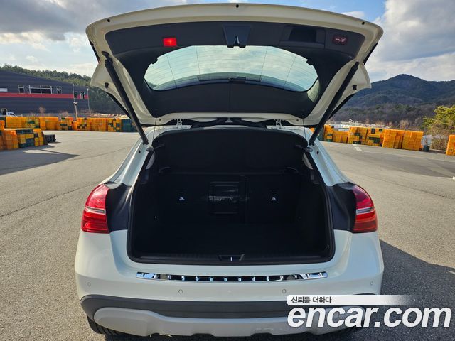 Mercedes-Benz GLA-Class GLA220