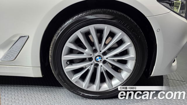BMW 5-Series 520d xDrive Luxury Plus