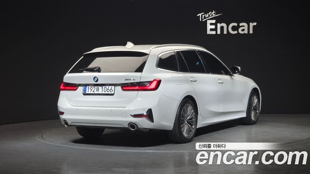 BMW 3-Series 320i Touring Luxury