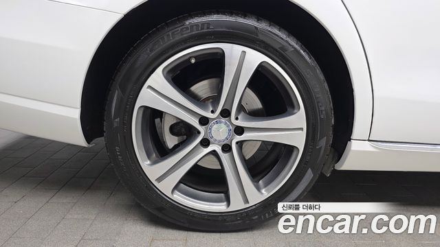 Mercedes-Benz E-Class E300 4MATIC Avnatgarde