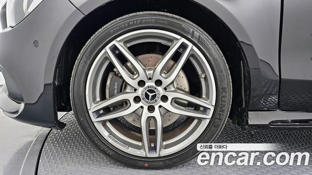 Mercedes-Benz CLA-Class CLA220 AMG Line