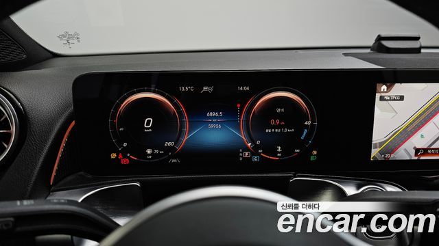 Mercedes-Benz GLB-Class GLB220
