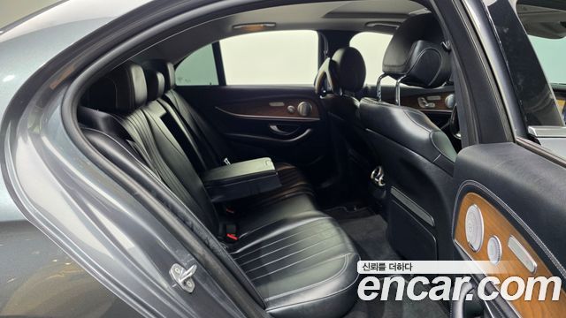Mercedes-Benz E-Class E300 4MATIC Exclusive