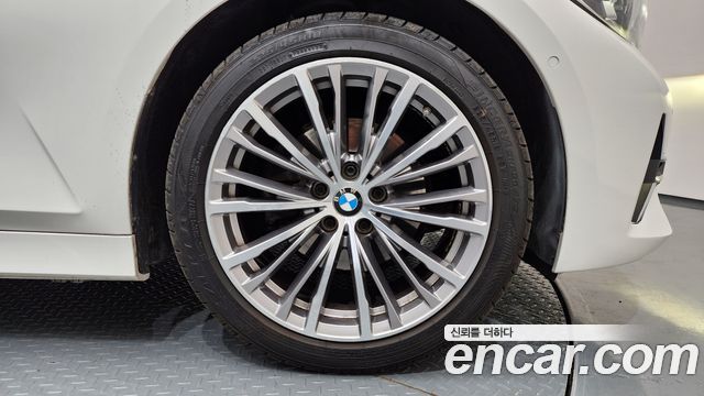 BMW 3-Series 320i Luxury