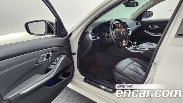 BMW 3-Series 320i Luxury