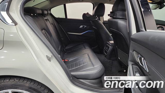 BMW 3-Series 320i Luxury