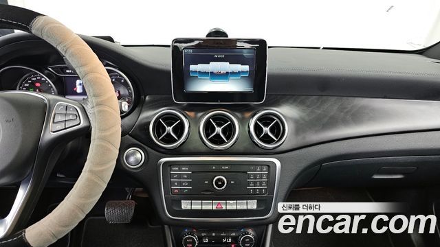 Mercedes-Benz GLA-Class GLA220 Premium