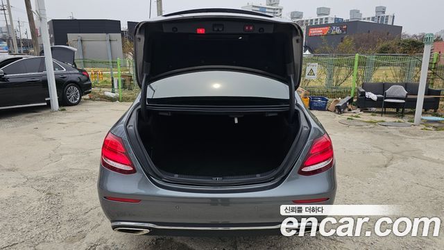 Mercedes-Benz E-Class E300 4MATIC Exclusive