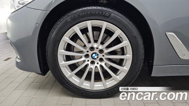 BMW 5-Series 520i Luxury