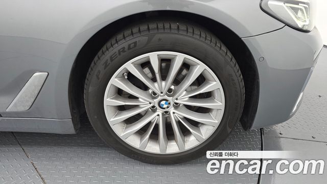 BMW 5-Series 520i Luxury