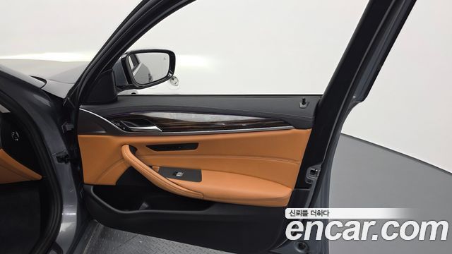 BMW 5-Series 520i Luxury