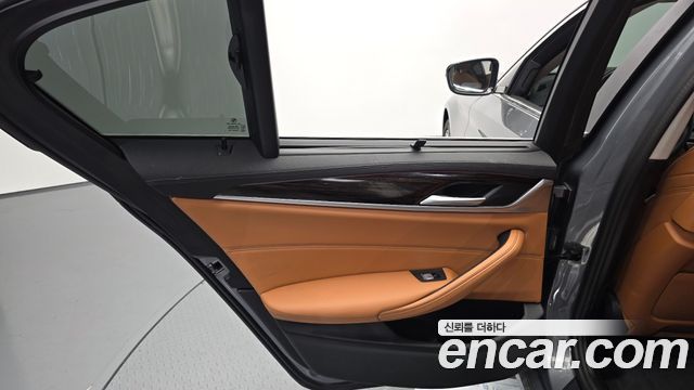 BMW 5-Series 520i Luxury