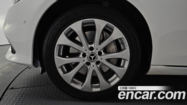 Mercedes-Benz E-Class E300 4MATIC Exclusive