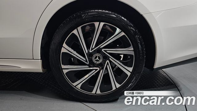 Mercedes-Benz E-Class E300 4MATIC Exclusive