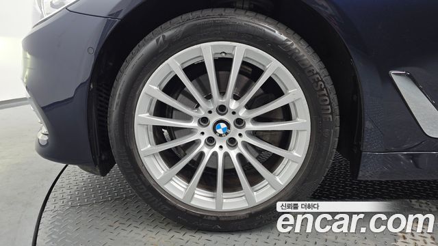 BMW 5-Series 520i Luxury