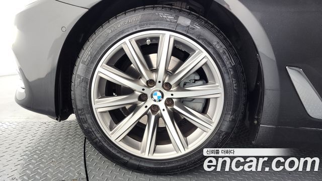 BMW 5-Series 520i Luxury