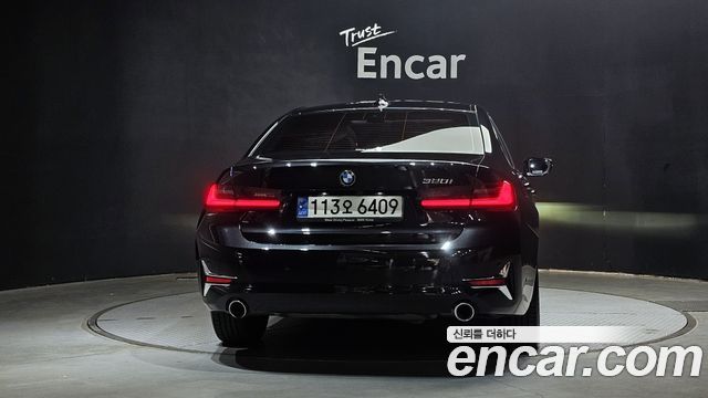 BMW 3-Series 320i Luxury