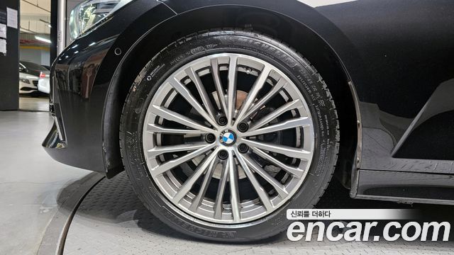 BMW 3-Series 320i Luxury