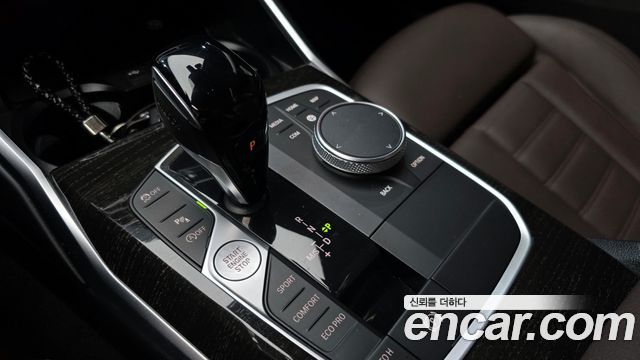 BMW 3-Series 320i Luxury