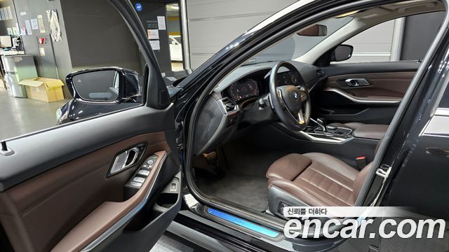 BMW 3-Series 320i Luxury