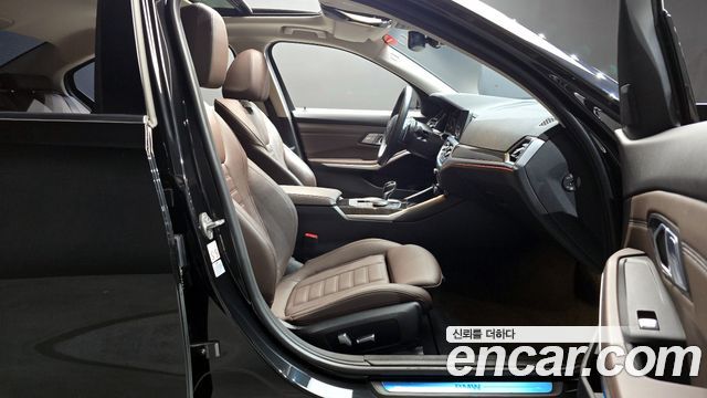 BMW 3-Series 320i Luxury