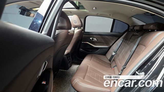 BMW 3-Series 320i Luxury