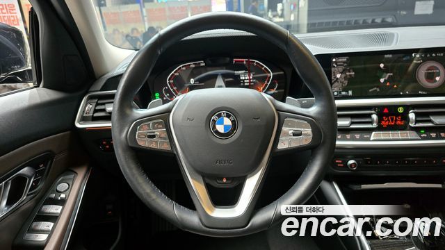 BMW 3-Series 320i Luxury