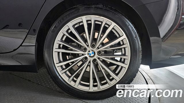 BMW 3-Series 320i Luxury