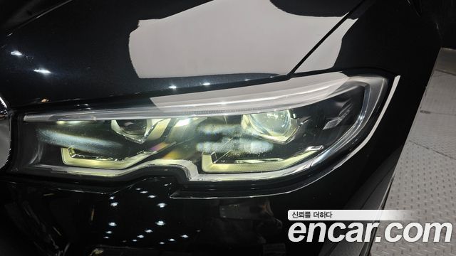 BMW 3-Series 320i Luxury