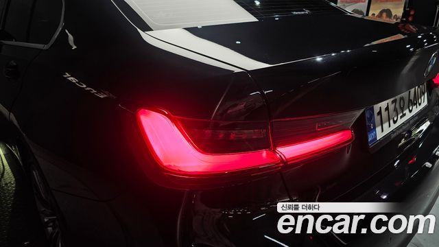 BMW 3-Series 320i Luxury