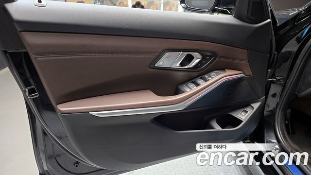 BMW 3-Series 320i Luxury