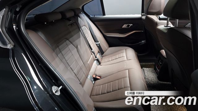 BMW 3-Series 320i Luxury