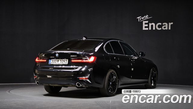 BMW 3-Series 320i Luxury