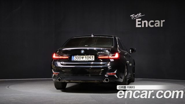BMW 3-Series 320i Luxury