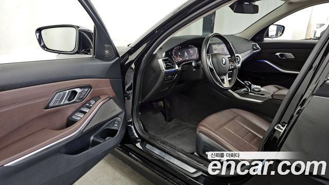 BMW 3-Series 320i Luxury