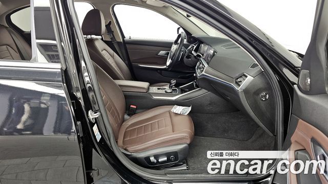 BMW 3-Series 320i Luxury