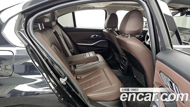 BMW 3-Series 320i Luxury